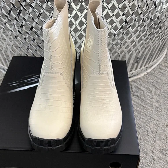 Sorel Women's Textured White Ankle Boots size 8-new - Picture 4 of 6